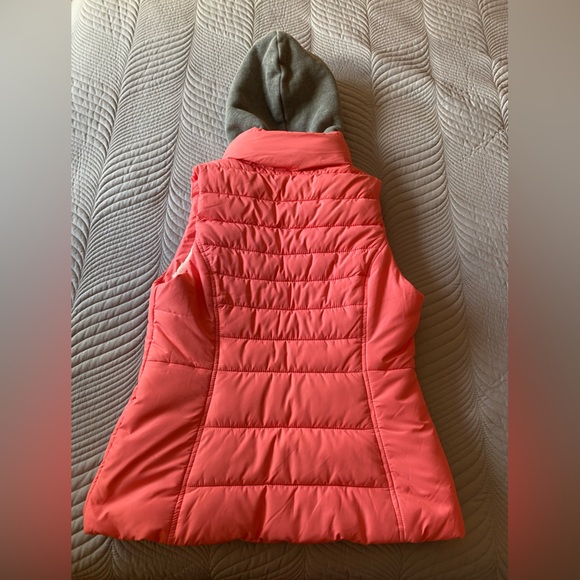 Hollister California hot pink hooded Sherpa lined puffer vest size medium. - Picture 9 of 10